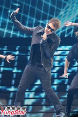 组图：范玮琪开唱黑人爱相随 张柏芝现身做嘉宾