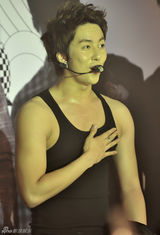 高清图：SS501金亨俊香港会歌迷 劲歌热舞亲密互动