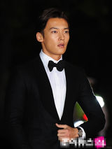 组图：崔振赫黑西服亮相 帅气展型男范儿