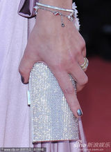 组图：乔沃维奇戛纳走秀大露背长裙性感