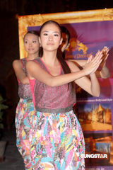 幻灯图：候选港姐赴印度拍外景 疑冠军内定11号李文