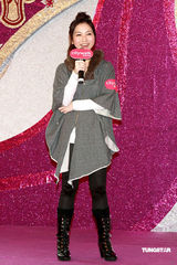 幻灯：G.E.M 年纪小小担任评审 平安夜与歌迷度过