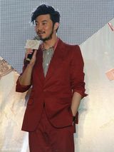 组图：沙溢红衣亮相华谊之夜 透露下月当父亲