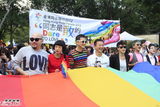 组图：何韵诗参与同志游行 父母支持下出柜