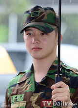 组图：韩星郑京浩办理退伍手续 闵庆勋等送战友