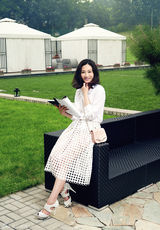 组图：李小冉白裙写真 沐浴阳光知性唯美