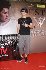 组图：吴建豪香港办歌迷会 送保温杯回馈歌迷