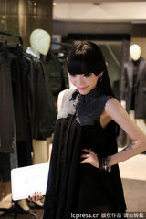 组图：吴莫愁曝纽约街拍写真 造型多变红唇抢镜