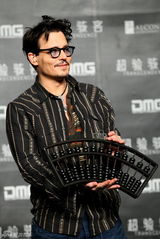 组图：德普北京宣传新片 获萌娃热吻愿定居中国