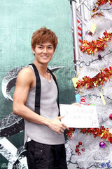 组图：吴克群新碟庆功会火爆 欲露腹肌答谢歌迷