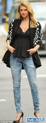 组图：超模阿普顿捞金代言 香车美女秀长腿