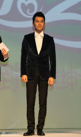 组图：李晨周冬雨等助阵某时尚活动颁奖礼