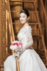 组图：袁姗姗典雅气质大片似娇媚新娘