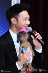 组图：韩团JYJ着帅气西装参加韩日交流大使委任式