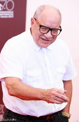 组图：《峡谷》发布会 休斯顿着优雅拼接裙