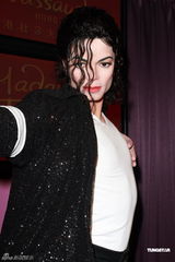 组图：杰克逊全新蜡像揭幕 纪念MJ离世三周年