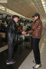 组图：周润发携妻出行 机场亲民合影笑容满面