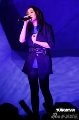 高清图：孙燕姿化身未来战士香港开唱 谢安琪做嘉宾