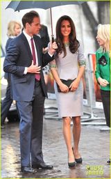 组图：威廉夫妇亮相首映礼 王子为凯特撑伞秀甜蜜