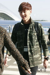 组图：韩团NU’EST飞新加坡出席韩流博览会