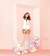 组图：安又琪展示魔法化妆包 主打夺目糖果色