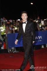 组图：李帝勋黑色西服亮相红毯帅气逼人