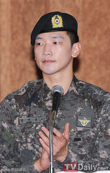 组图：韩星Rain英气出席2012服役光荣世家颁奖盛典