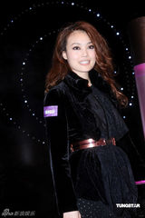 幻灯图：容祖儿熟女装扮代言 将任Twins演唱会嘉宾