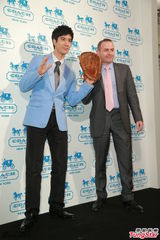 组图：王力宏西装亮相代言阳光俊朗