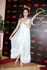 幻灯图：黄宗泽礼帽造型抢眼 与胡杏儿同场不合影 