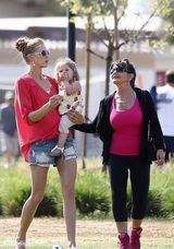 组图：布兰妮爱子阳光魅力 玩鬼脸与妹子齐卖萌