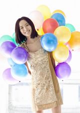 高清图：王珞丹优雅登封面 自称要做感受当下的旅人