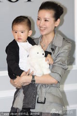 幻灯图：董洁带爱子出席某童装店开业 场面温馨