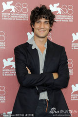 组图：《炎夏》记者会 贝鲁奇中性装亮相也妩媚