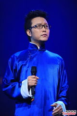 组图：李宇春榜中榜揽3奖 蔡依林险走光