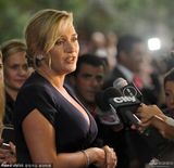 组图：布洛林撑《劳工》首映 温斯莱特深V秀沟