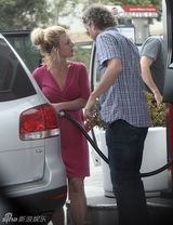 幻灯图集：布兰妮和男友杰森加油站秀恩爱