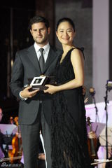 组图：姜文对妻子呵护有加 周韵与男模热聊晾老公