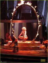 组图：布兰妮赌城驻唱圆腰象腿激贴猛男