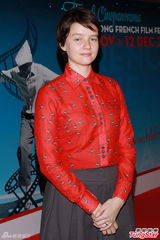 组图：法国演员宝莲艾特妮赴港 红裙俏皮靓丽