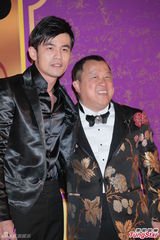 组图：周杰伦现身祝寿曾志伟 全黑套装帅气