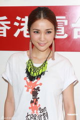 组图：谢安琪爱子就读国际学校 为发榜考生打气