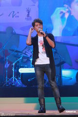 组图：李克勤郑欣宜开唱 鼓励年青人追梦