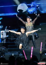 组图：黎瑞恩慈善个唱开锣 开心落泪唱经典