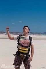 组图：陈赫夫妻高空跳伞 落地振臂一吼治好恐高