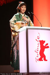 组图：日本女星黑木华获影后 羞涩难掩激动