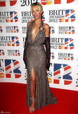 高清组图：蕾哈娜性感V领礼服亮相全英音乐奖