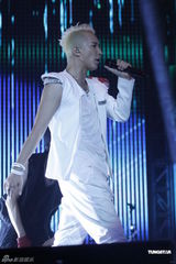 组图：韩庚个唱上演万人大合唱 与女舞者挑逗热舞