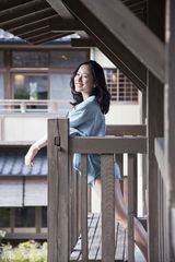 组图：江一燕日本时尚秋意写真 轻灵恬淡幽然绽放