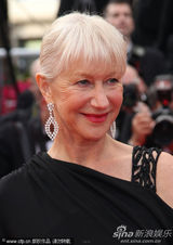 幻灯图集：海伦-米伦携丈夫恩爱亮相戛纳红毯